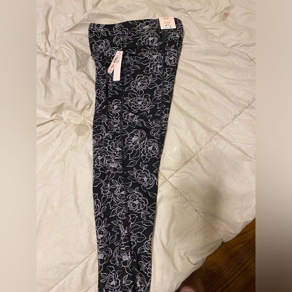 NWT-VICTORIA'S SECRET Essential High-Rise Pckt Leggings- Black & white floral XS - Picture 4 of 6